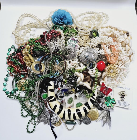 Mystery Grab Bag of Costume Jewelry This is a  diverse assortment of costume jewelry. It includes (1 of 8)