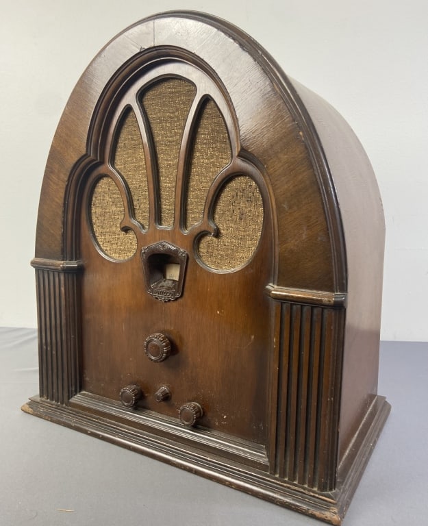 Philco Super Heterodyne 7 Radio 1930's Philco radio in cathedral style case. Some wear to the wood. (1 of 6)