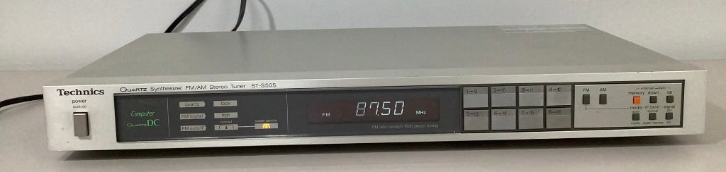 Techniques Quartz Synthesizer AM/FM Stereo Tuner #ST-S505: #ST-S505 With antenna Does power on, otherwise untested. Please see images for details regarding condition.
