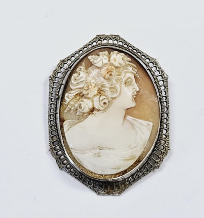 Antique Victorian 10K Carved Shell Cameo Brooch weighs 7.8 Grams (1 of 6)