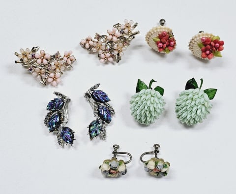 5 Pair of Vintage Earrings Five pairs of vintage earrings (1 of 11)