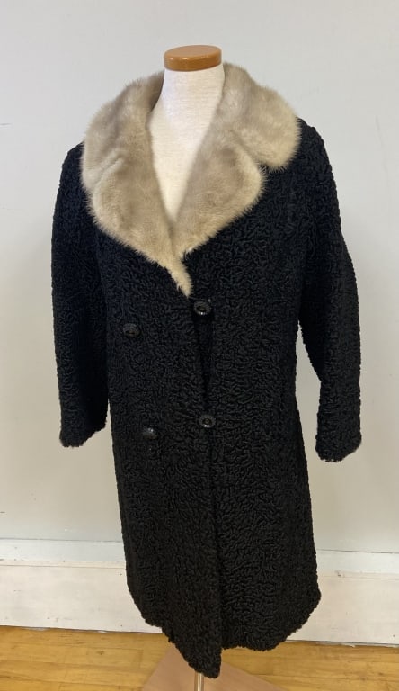 Black Lambs Wool Coat with Mink Collar Black wool coat with white mink fur collar. Vintage black (1 of 7)