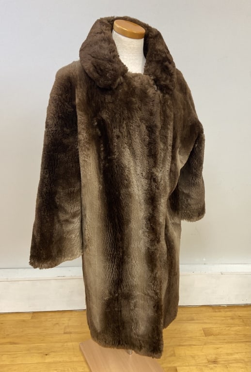 Vintage Sheared Beaver Fur Coat Fur coat with collar and hook and loop fasteners. Monogrammed MPE. (1 of 7)