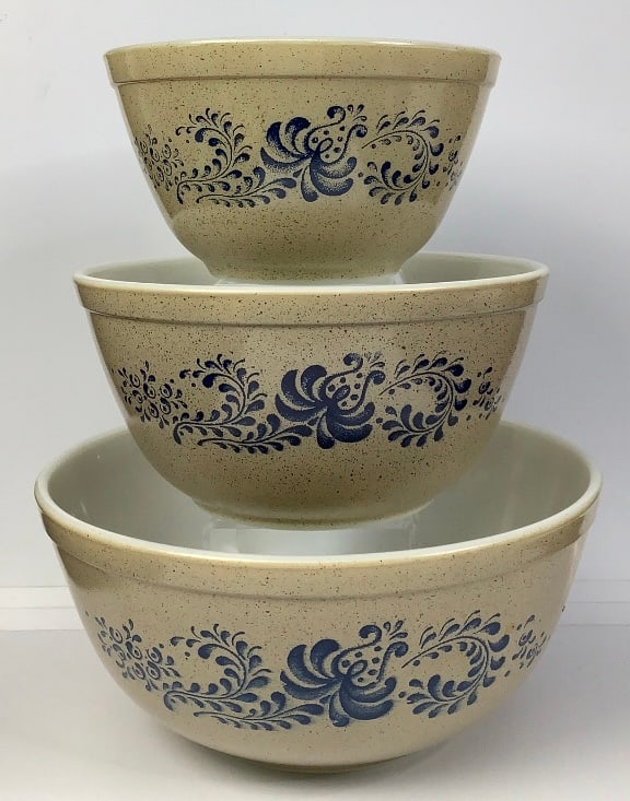 Pyrex Glass Homestead Mixing Bowls: Includes: 403 2.5 qt 402 1.5 qt 401 1.5 pt Please see images for details regarding condition.