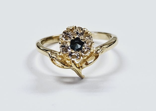 10K Gold Electroplate CZ Flower Ring Ring weighs 2.0 Grams Size 6 (1 of 5)