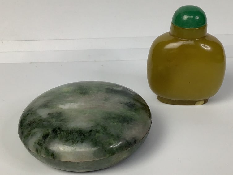 Jade Trinket Box & Snuff Bottle Please see images for details regarding condition.: Please see images for details regarding condition.
