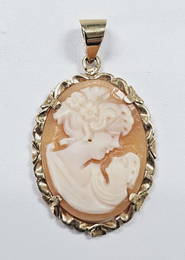 14K Yellow Gold Carved Shell Cameo Italy Pendant weighs 2.1 Grams