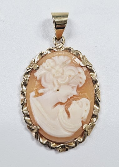 14K Yellow Gold Carved Shell Cameo Italy Pendant weighs 2.1 Grams