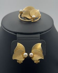 Vintage Double Leaf Gold Tone Brooch & Earrings Vintage Double Leaf Gold Tone Brooch & Earrings