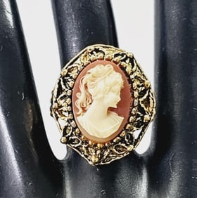 Vintage Faux Shell Gold Tone Cameo Ring Ring is adjustable