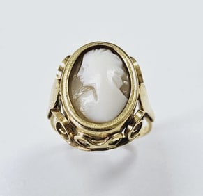 Antique 18K Gold Carved Shell Cameo Ring Ring weighs 4.6 Grams Size 6
