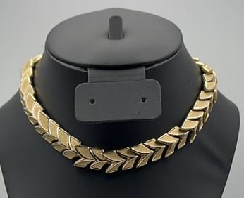Vintage Trifari Gold Tone Necklace Necklace Measures 13"