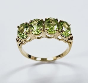 10K Yellow Gold 4 Stone Peridot Ring Ring weighs 3.1 Grams Size 9