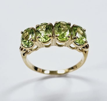 10K Yellow Gold 4 Stone Peridot Ring Ring weighs 3.1 Grams Size 9 (1 of 8)