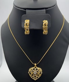 Vintage Trifari Gold Tone Necklace & Earrings Necklace Measures 17"
