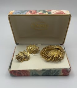 Vintage Monet Gold Tone Brooch and Earring Set Vintage Monet Gold Tone Brooch and Earring Set