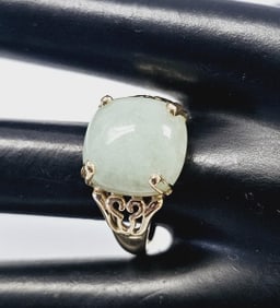 14K Yellow Gold Jade Ring Ring weighs 5.5 Grams Size 8.75