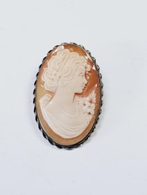 .925  Carnelian Cameo Brooch Pendant Italy Brooch/Pendant  weighs 6.4 Grams