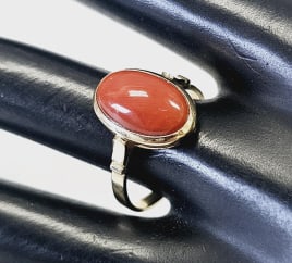 14K Yellow Gold  Coral Ring Ring weighs 3.7 Grams Size 9