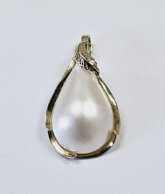 14K Yellow Gold Mabe Pearl Necklace Pendant Pendant weighs 4.1 Grams