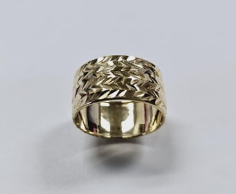 10K Yellow Gold Etched Band Ring Italy Ring weighs 1.6 Grams Size 9