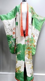 Hand Embroidered Silk Kimono Made in Japan Beautiful vintage silk kimono, green with red interior
