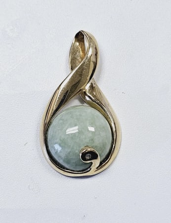 14K Sanuk Domed Jade & Diamond Accent Pendant Pendant weighs 5.5 Grams (1 of 6)