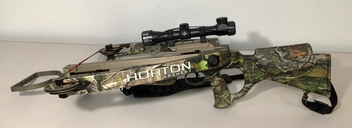Horton Vision 175 Compound Bow #R12959 Case is dirty. Only 3 of the arrows have tips. Untested.