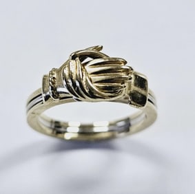 14K Fede Gimmel Ring Clasped Hands Ring Ring weighs 4.5 Grams Size 5