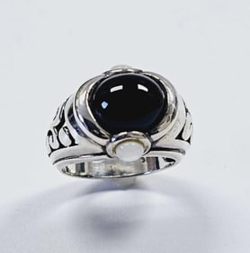 Sterling Silver Black Onyx & Mother of Pearl Ring Ring weighs 5.3 Grams Size 5.5