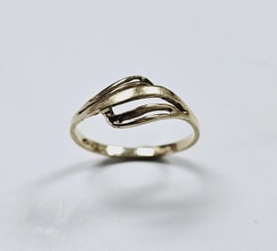 10K Plumb Yellow Gold Ring Ring weighs 1.1 Grams Size 6