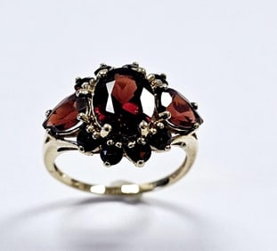 10K Yellow Gold Garnet Cluster Ring Ring weighs 4.2 Grams Size 9