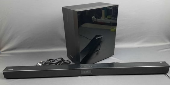 Samsung Soundbar HWH450 & Subwoofer PSWH450 Both pieces power on, remote is untested. Please see