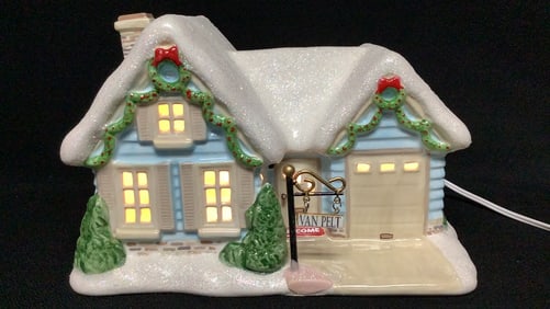 Dept 56 Peanuts Van Pelt House Please see images for details regarding condition.