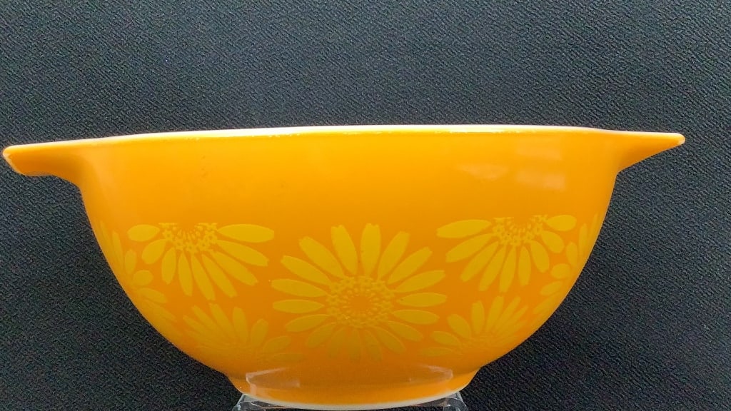 Pyrex Daisy Cinderella Bowl #442 1.5 Qt. No chips or: No chips or cracks Please see images for details regarding condition.
