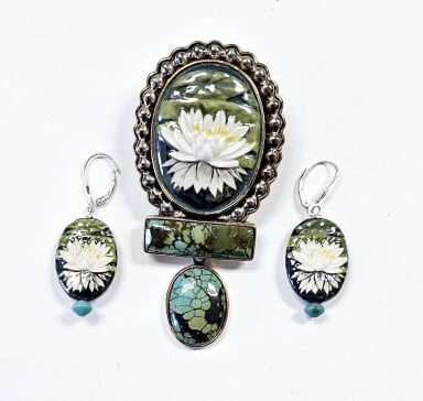 Amber Kahn Russell Bronze Sterling Waterlily Set Pendant and earrings weigh 49.2 Grams: Pendant and earrings weigh 49.2 Grams total Amy Kahn Russell is the forerunner in a naturalistic trend in jewellery. The true beauty of the Amy Kahn Russell collection is in the uniqueness and quality