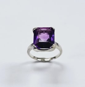 14K White Gold Amethyst Solitaire Ring Ring weighs 4.3 Grams Size 5
