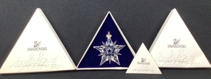 2001 Swarovski Crystal Annual Ornament & Box Measures 3" No chips or cracks