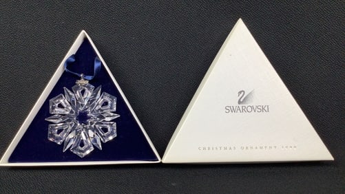 1999 Swarovski Crystal Annual Ornament & Box Measures 3" No chips or cracks