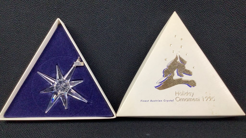1995 Swarovski Crystal Annual Ornament & Box Measures 3" No chips or cracks: Measures 3" No chips or cracks