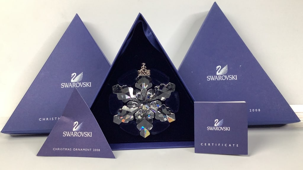 2008 Swarovski Crystal Annual Ornament & Box Measures 3" No chips or cracks: Measures 3" No chips or cracks