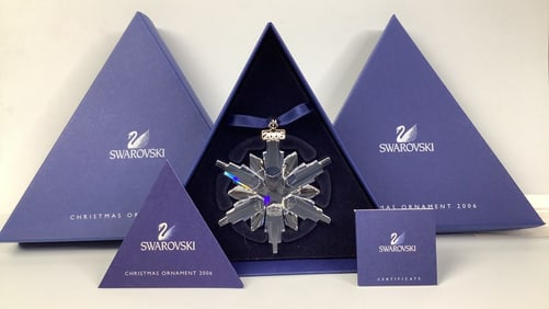 2006 Swarovski Crystal Annual Ornament & Box Measures 3" No chips or cracks