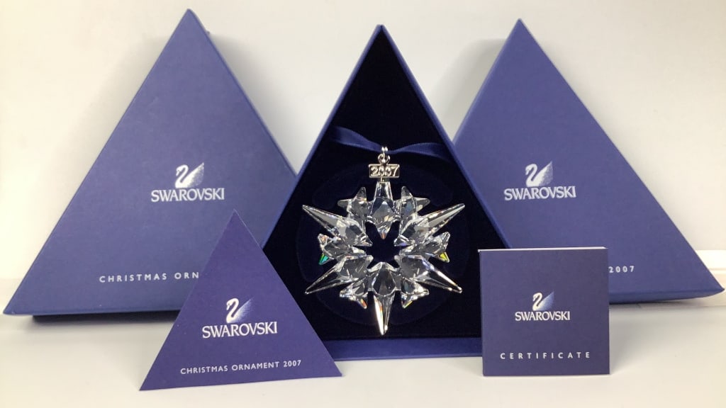 2007 Swarovski Crystal Annual Ornament & Box Measures 3" No chips or cracks: Measures 3" No chips or cracks