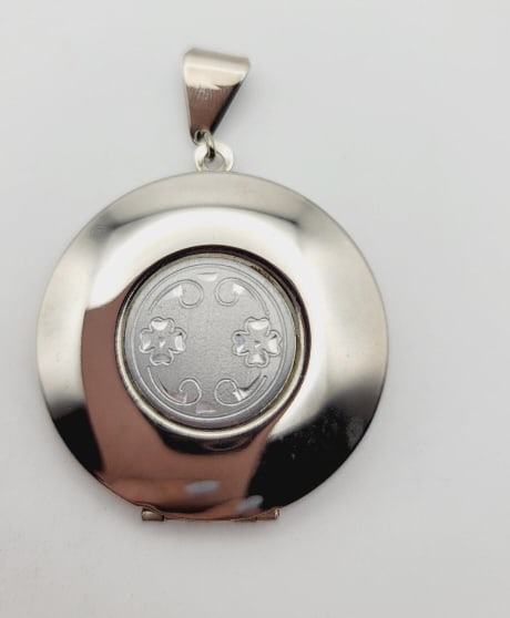 Silver Tone Carved Clover Locket Pendant Weighs 14.3 Grams: Pendant Weighs 14.3 Grams