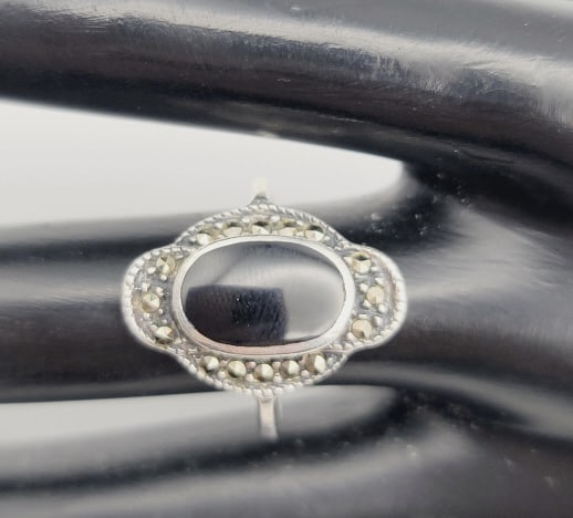 Sterling Silver Obsidian Marcasite Ring Ring Weighs 5.1 Grams Size 7.75: Ring Weighs 5.1 Grams Size 7.75