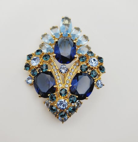 JBK Blue Rhinestone Gold Tone Brooch Jacqueline Kennedy: Jacqueline Kennedy Collection She wore jewelry with grace, elegance and dignity. Now, Camrose & Kross has created gorgeous jewelry rendered from pieces hand picked by Jacqueline Kennedy herself. Each