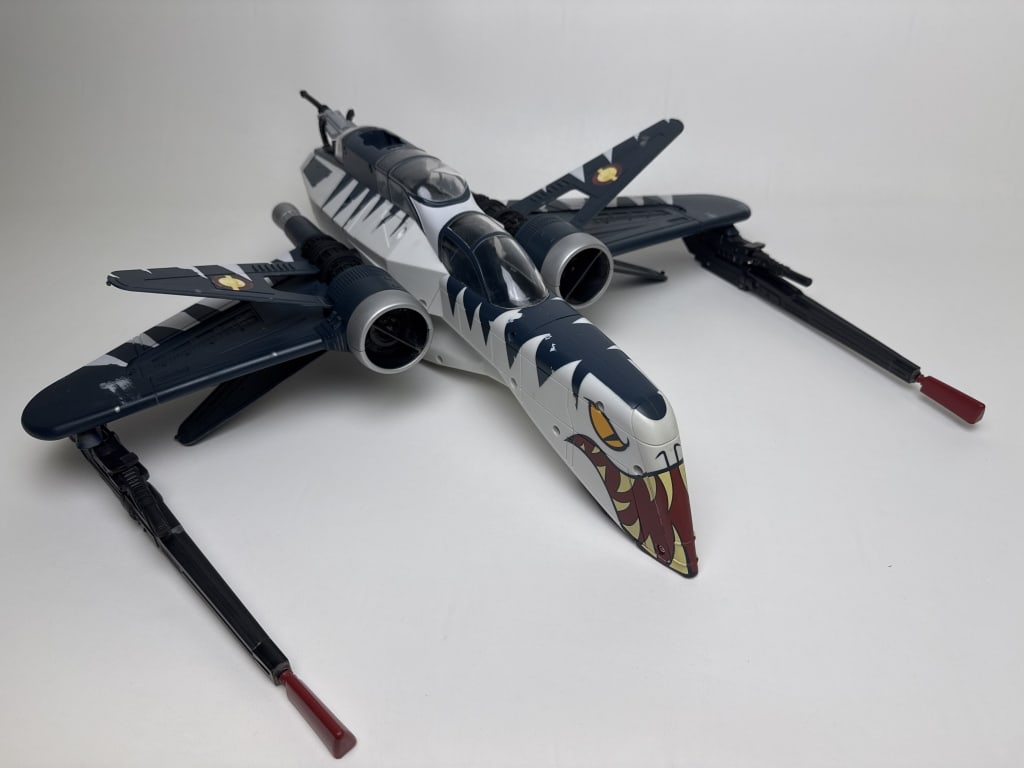 Star Wars ARC-170 Target Tiger Shark Includes missiles and bombs. Some playwear.: Includes missiles and bombs. Some playwear.