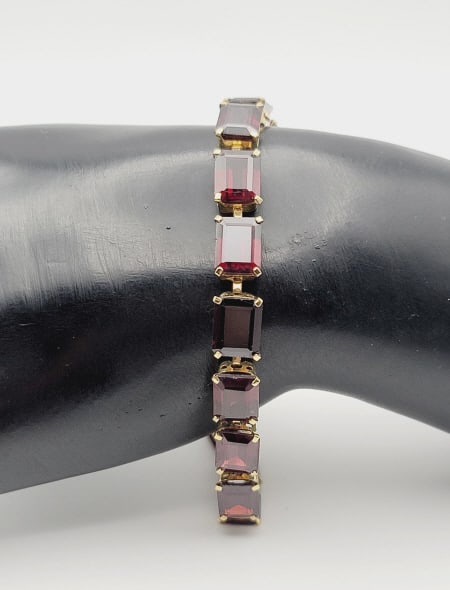 10K Yellow Gold Emerald Cut Garnet Bracelet Bracelet Measures 7.5"  Bracelet Weighs 11.9 Grams