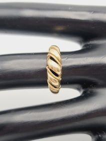 Vintage 14K Gold Twist Ring Ring Weighs 2.3 Grams  Size 6.5