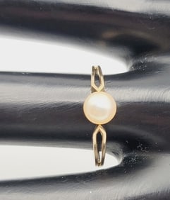 14K Yellow Gold and Pearl Ring Ring Weighs 1.5 Grams  Size 7.75